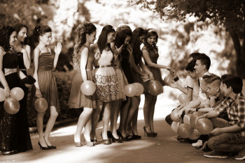 Выпуск без праздника? Школьникам Астаны якобы запретили вальс, ленты и фотосессии