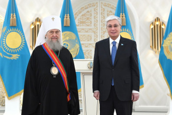 Токаев наградил митрополита Астанайского и Казахстанского Александра орденом "Достық"