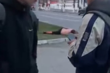 Полуголый мужчина бился головой о столб в центре Петропавловска