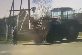 После наезда трактора девочка пошла в школу как ни в чем не бывало