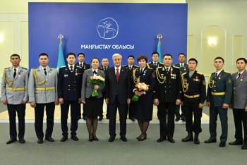 Фотография к новости: Токаев наградил сотрудников правоохранительных органов в Мангистауской области