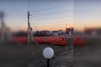 Фотография к новости: "КамАЗ" с нефтепродуктами перевернулся в Атырау