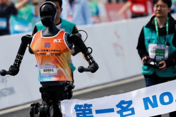 Фотография к новости: В Китае прошёл первый в мире полумарафон для гуманоидных роботов