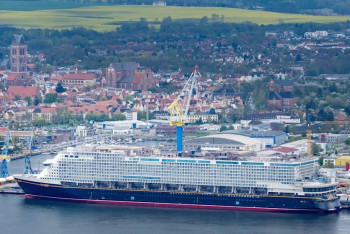 Фотография к новости: В Германии почти достроили крупнейший в мире круизный лайнер