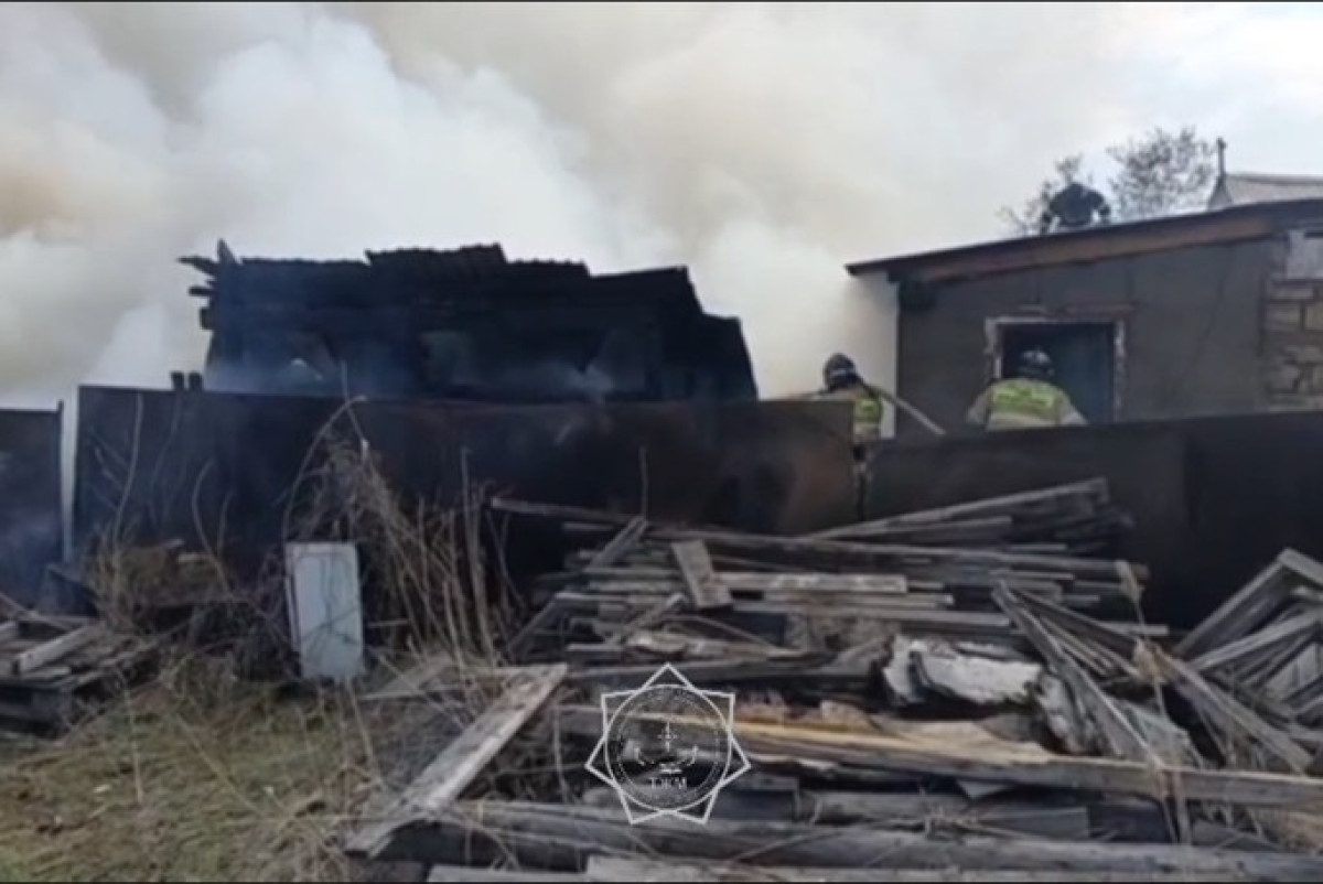 Частный дом пылает в Астане