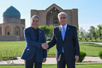 Фотография к новости: Токаев и Бердымухамедов посетили мавзолей Ходжи Ахмеда Яссауи