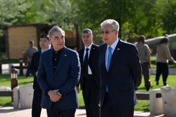 Фотография к новости: Касым-Жомарт Токаев и Гурбангулы Бердымухамедов посетили комплекс "Этноаул"