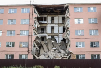 Фотография к новости: В Атырау обрушилась часть студенческого общежития