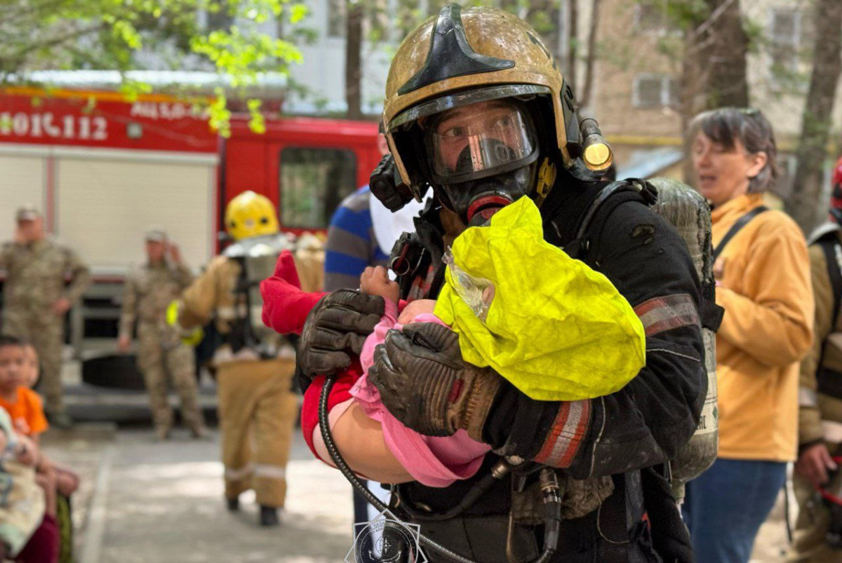 Многоэтажка вспыхнула в Таразе: спасатели эвакуировали 22 человека, среди них 10 детей
