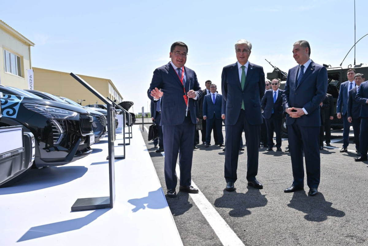 Токаев и Бердымухамедов осмотрели промышленную выставку