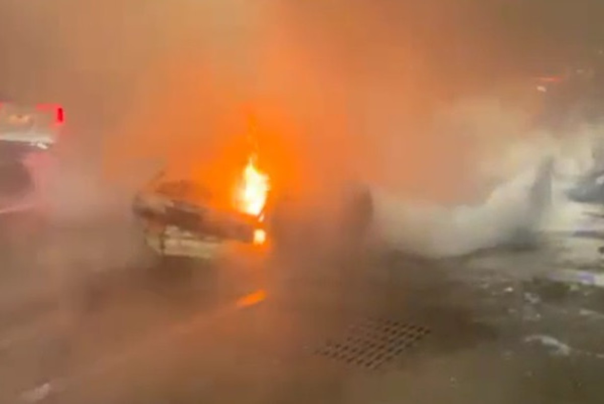 Автомобиль загорелся на проспекте в Алматы