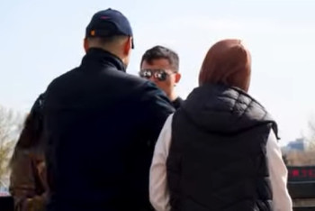 В Астане прохожие прошли мимо девушки, просящей о помощи от насилия