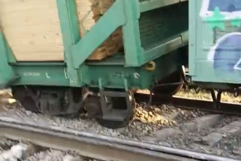 Грузовые вагоны сошли с рельсов на станции Турксиб