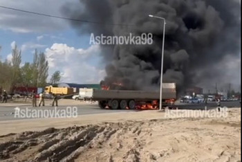 Фотография к новости: Два грузовика загорелись после столкновения в Астане, погиб водитель