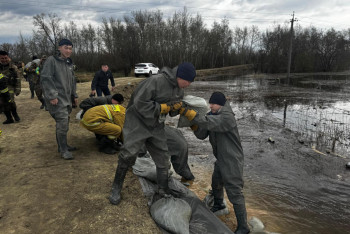 Работы по защите от паводка в Тепличном ведут круглосуточно