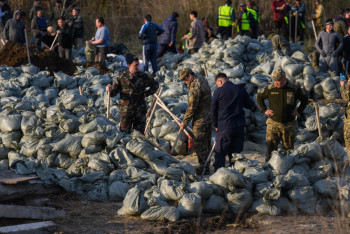Фотография к новости: В СКО третий день борются с водой: дамбу продолжают укреплять