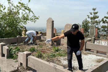 Фотография к новости: К 80-летию Победы: алматинские студенты навели порядок на могилах героев