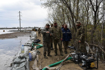 Фотография к новости: Паводки в СКО:  в трёх сёлах круглосуточно работают спасатели