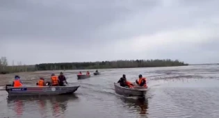 Жителей села Прибрежное в СКО  перевозят на лодках