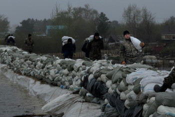 Фотография к новости: СКО против стихии: в Тепличном четвёртые сутки укрепляют дамбу