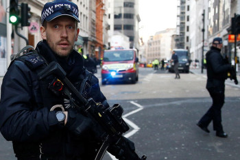 Фотография к новости: Мужчина с арбалетом ранил троих человек в Великобритании