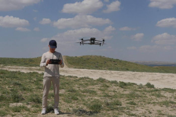 Фотография к новости: С помощью дрона проверили чистоту полюбившейся туристам долины в Мангистау