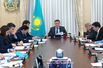 Фотография к новости: Канат Бозумбаев потребовал сократить бюрократию по нацпроекту в сфере ЖКХ