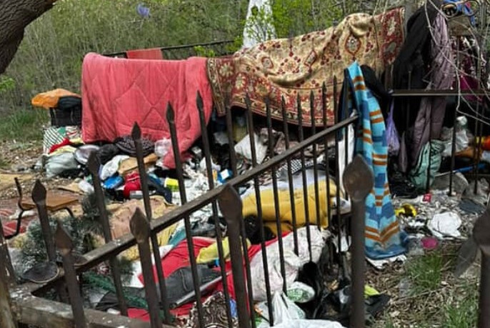 В Павлодаре бездомные обосновались на кладбище и превратили его в мусорную свалку