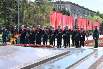 Мажилисмены возложили цветы к памятной плите Нуркена Абдирова в Волгограде