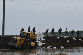 Фотография к новости: Ещё одно село спасают от подтопления в СКО