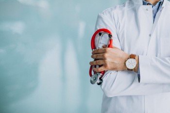 Фотография к новости: "Медицина превращена в вымогательство": Депутат Рахимжанов предложил приостановить систему ОСМС