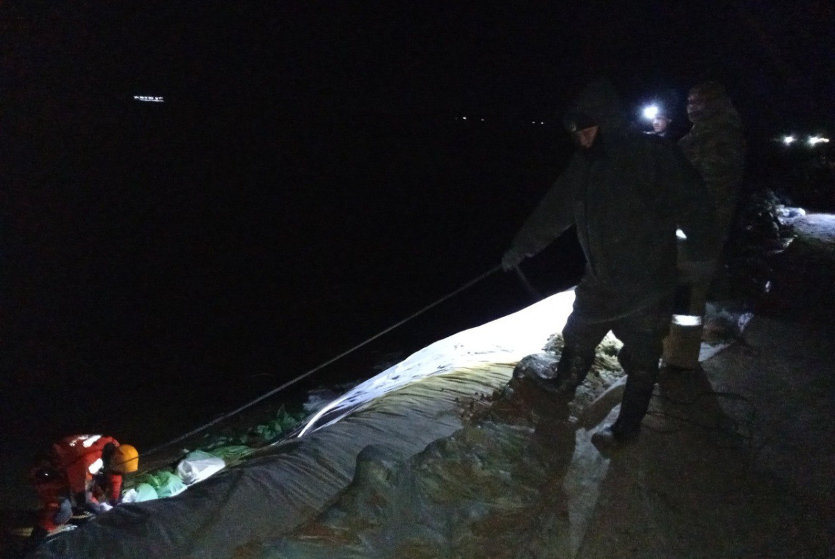 Гвардейцы укрепляют СКО от паводка