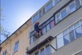 Фотография к новости: Альпинисты МЧС спустились по верёвке с пятого этажа ради спасения ребенка