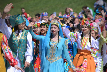 Собрались под одним шаныраком: что творится 1 мая на главных сценах Астаны и регионов