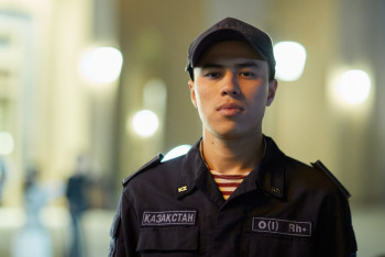 Полиглот в погонах: солдат из Туркестана говорит на шести языках и помогает туристам