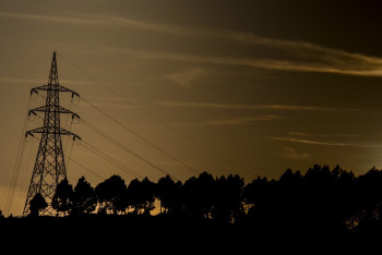В ЗКО ребёнок погиб после попытки достать мяч с крыши подстанции