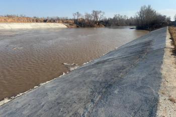 Фотография к новости: Паводковую воду в ЗКО направили в озера, реки и на пастбища