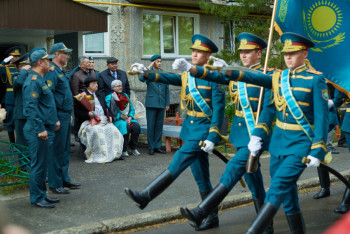 Строевой марш прошёл у дома 98-летнего ветерана в Петропавловске
