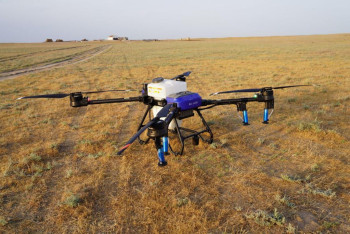 В борьбе с саранчой в Казахстане задействовано более 50 агродронов