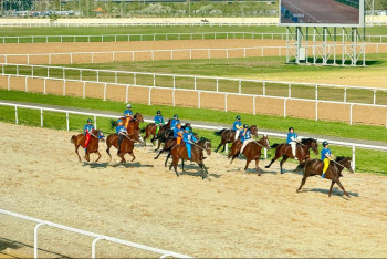 Фотография к новости: Победителей скачек с призовым фондом 120 млн тенге наградили в Астане