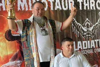 Фотография к новости: Чемпион мира готовится тянуть пять вагонов в Шымкенте в День победы