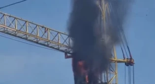 В Талдыкоргане горел башенный кран на стройке