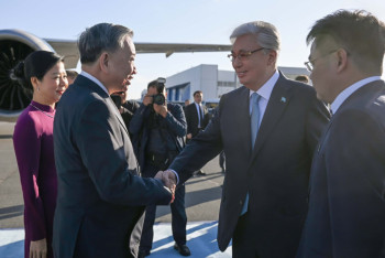 Фотография к новости: Токаев встретил в аэропорту Генсекретаря Центрального комитета Компартии Вьетнама