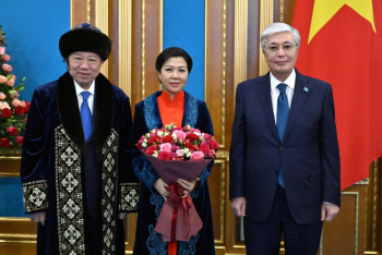 Фотография к новости: Чапаны подарили в Акорде генсеку ЦК Компартии Вьетнама с супругой