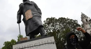 Забираться на статую Уинстона Черчилля в Лондоне станет уголовным преступлением