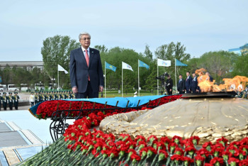 Токаев возложил цветы к монументу "Отан Ана"