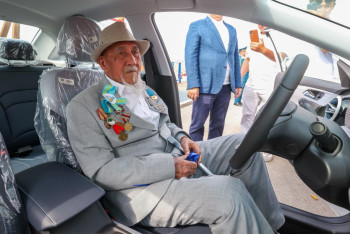 Ветеранам подарили автомобили в Шымкенте