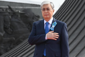 Свято чтим имена героев: Президент поздравил казахстанцев с 80-летием Победы