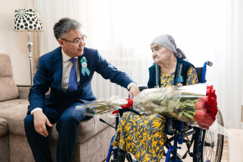 Фотография к новости: Бывшую узницу концлагеря поздравили с 80-летием Победы  в Атырауской области