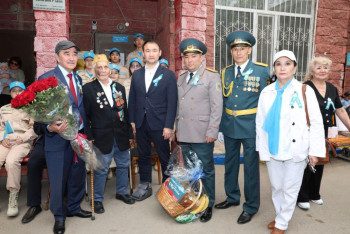 Военный оркестр сыграл для 101-летнего ветерана в честь 80-летия Победы